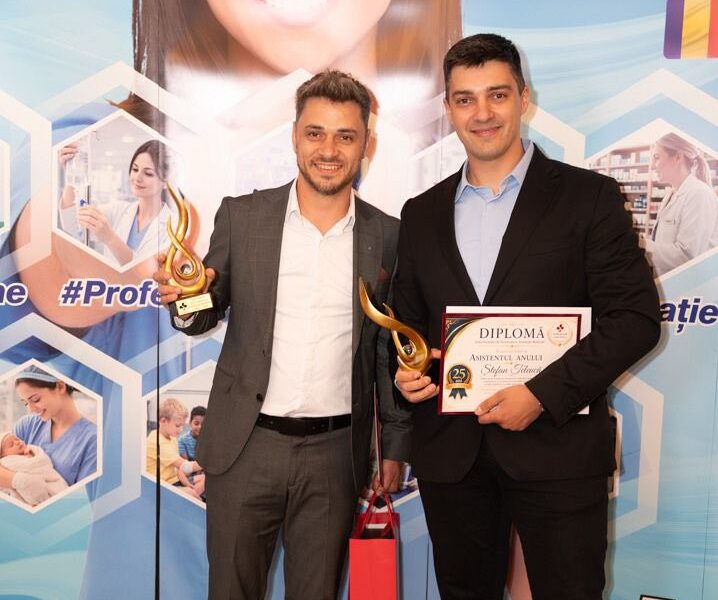 Alexandru Florea și Ștefan Teleucă în cadrul Galei Premiilor de Excelență în Asistența Medicală organizată de OAMGMAMR Neamț
